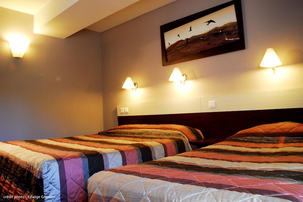 Les Hirondelles Hotel Orcines Szoba fotó
