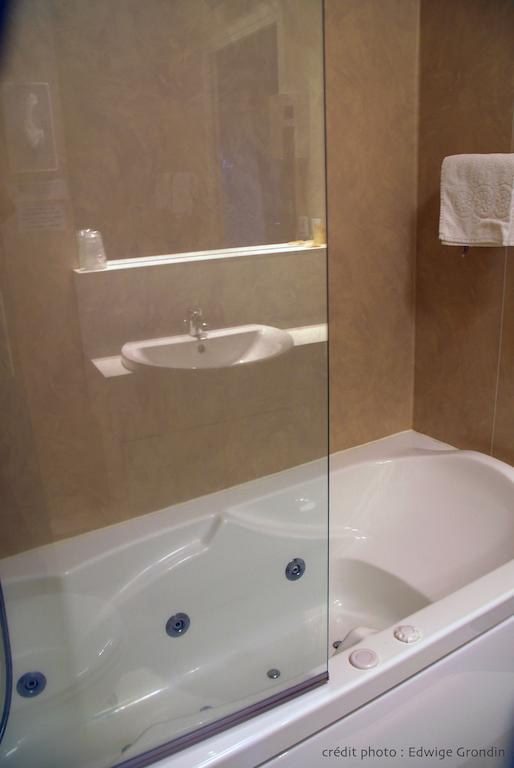 Les Hirondelles Hotel Orcines Szoba fotó